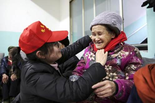 说明: 《腊八送温暖，情暖老人心》：贵州省剑河县纪委监委党员志愿者在腊八时节，到剑河县敬老院看望老人，为老人们带上围巾，送去温暖。（贵州省剑河县纪委监委 付磊 摄）