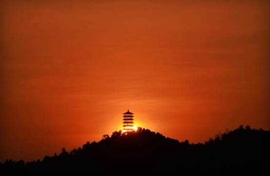 飞来山上千寻塔，闻说鸡鸣见日升。.jpg