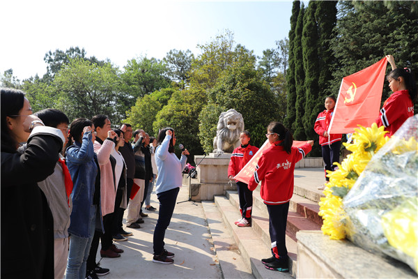 参观烈士陵园（小图）