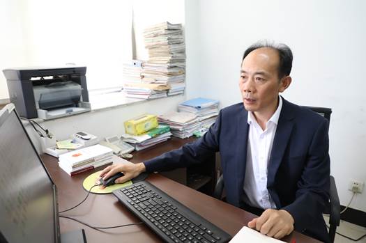 说明: 1工作中的赵寒亚